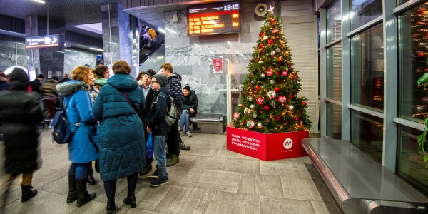 Станции МЦК украшены новогодними ёлками «РГ-Девелопмент»